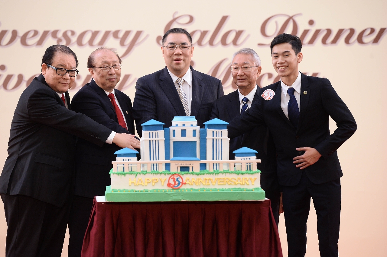 Guests officiate at the cake-cutting ceremony