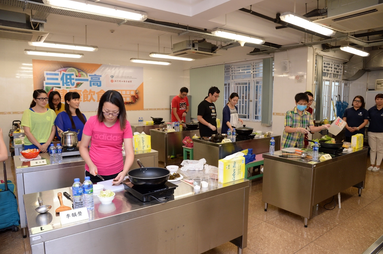 Os concorrentes cozinhar no local de competição