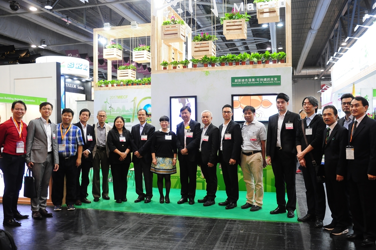 A delegação chefiada pelo director da DSPA, Tam Vai Man, participou na Expo Internacional Ambiental de 2016, onde foi tirada uma fotografia em frente do Pavilhão de Macau