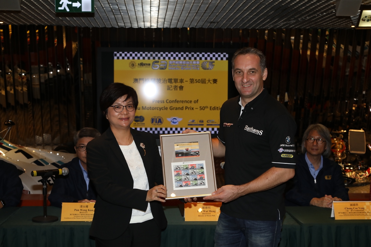 Director da Direcção dos Serviços de Correios, Lau Vai Meng, a apresentar os selos comemorativos ao Michael Rutter.