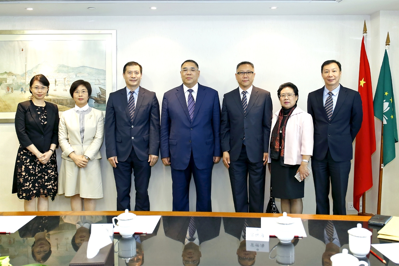 Chefe do Executivo recebe representantes da Associação dos Técnicos da Administração Pública de Macau