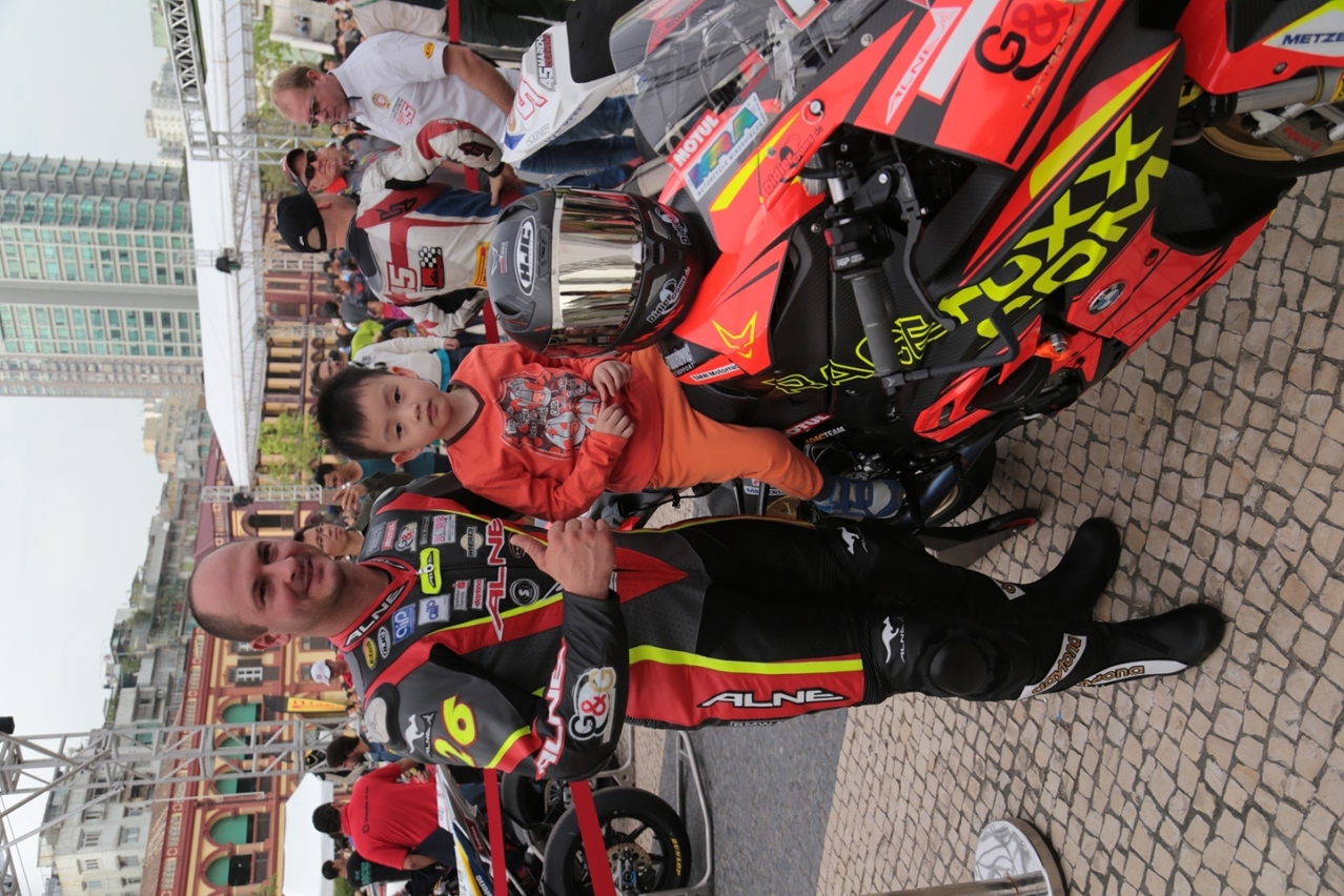O piloto alemão do Grande Prémio de Motos de Macau posou para um dos seus fãs mais novos.