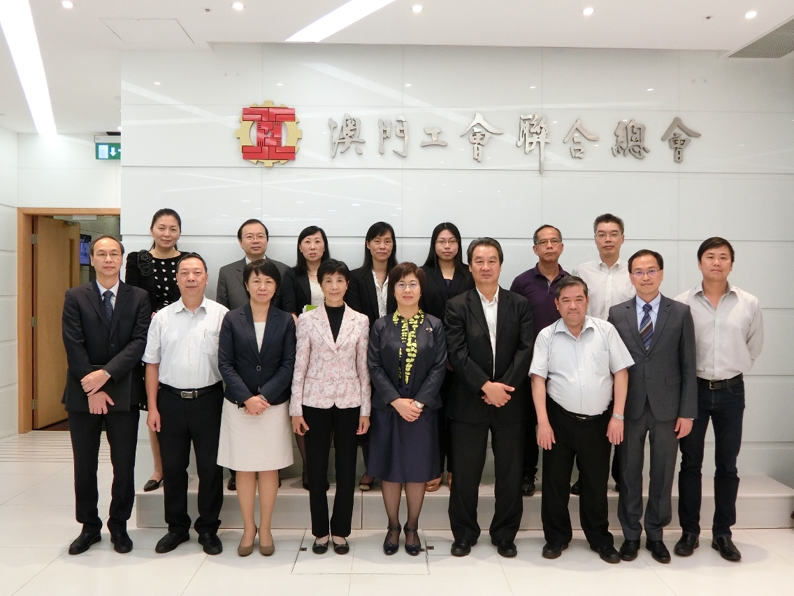 A Secretária Sónia Chan (ao centro. na primeira fila) e os representantesda Federação das Associações dos Operários de Macau.