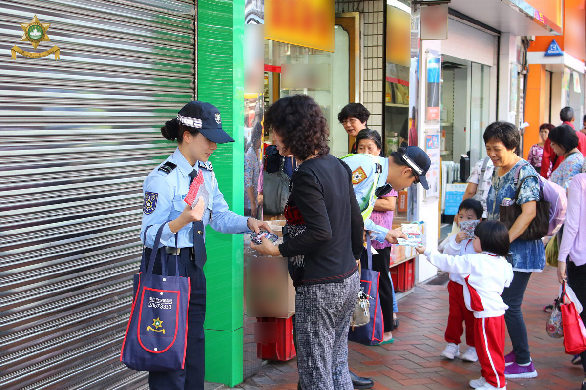 向市民宣傳交通安全和防扒訊息