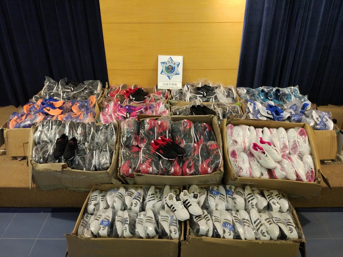 關員在涉案的貨車查獲假冒品牌鞋
