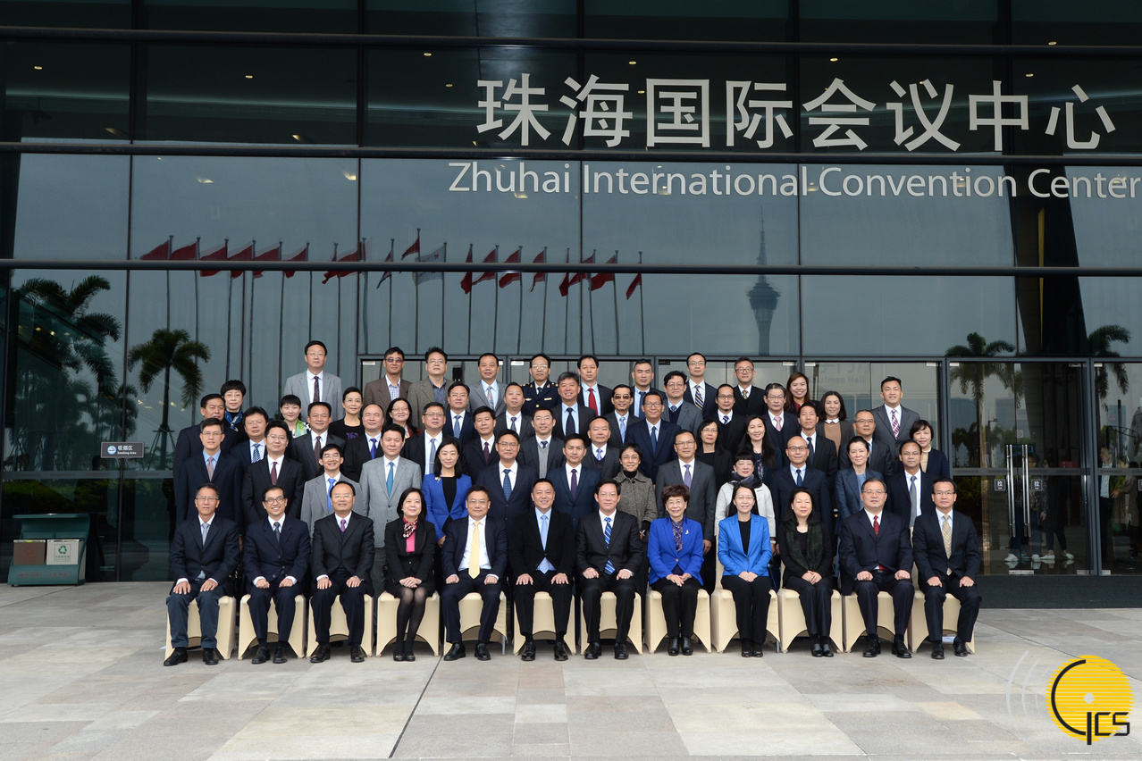經濟財政司司長梁維特、珠海市市長鄭人豪和出席合作會議的兩地政府代表等合照