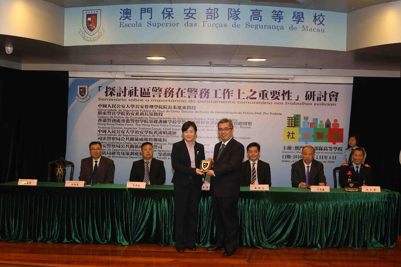 O Secretário para a Segurança entrega a lembrança à Ms. Mak Ka Po, The Hong Kong Police College, Chief Inspector of Police of Hong Kong Police Force