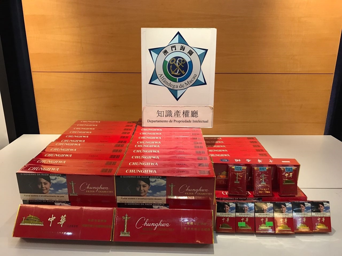 關員在涉案的手信店舖查獲假冒品牌香煙