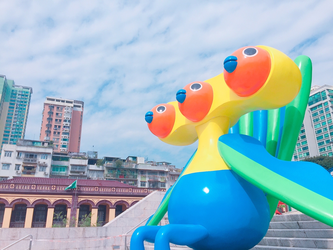 Instalações de divindades e animais grotescos do Clássico das Montanhas e dos Mares (Shan Hai Jing) são colocadas na Praça do Tap Siac, permitindo ao público tirar fotografia e experienciar a emoção festiva do evento.