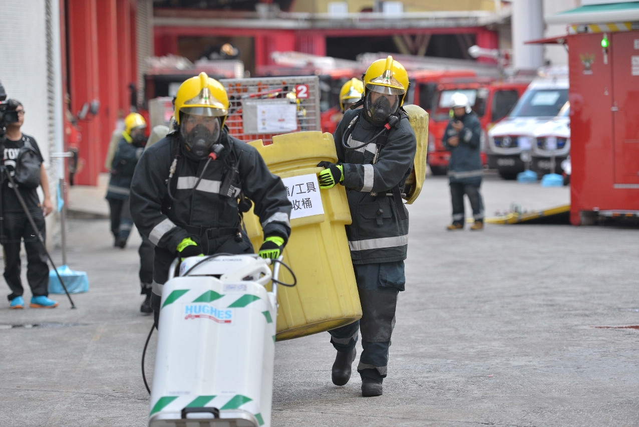 Exercício sobre tratamento dos produtos químicos perigosos executado pela Equipa Especial de Socorro 2