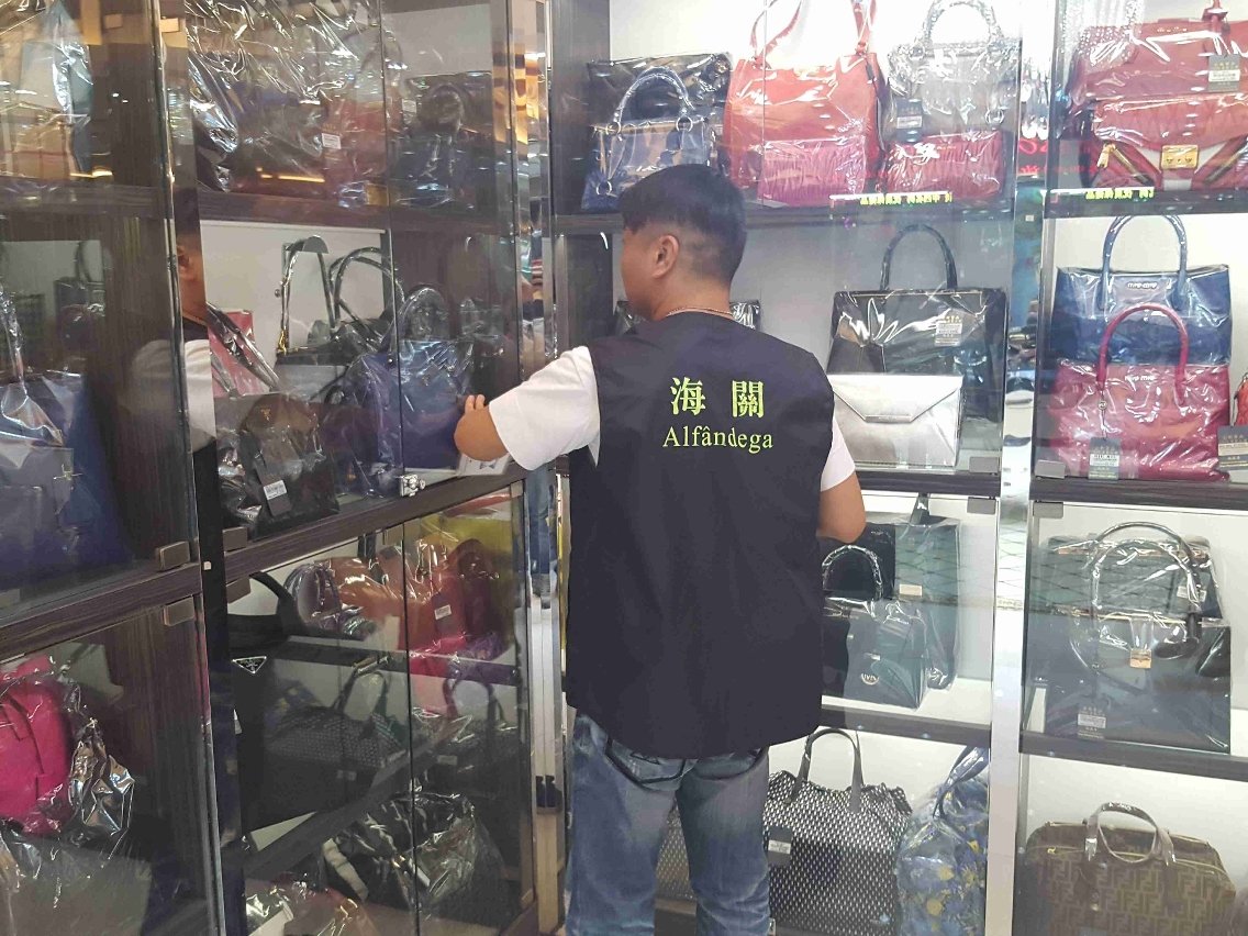 海關人員在涉案店舖內進行巡查