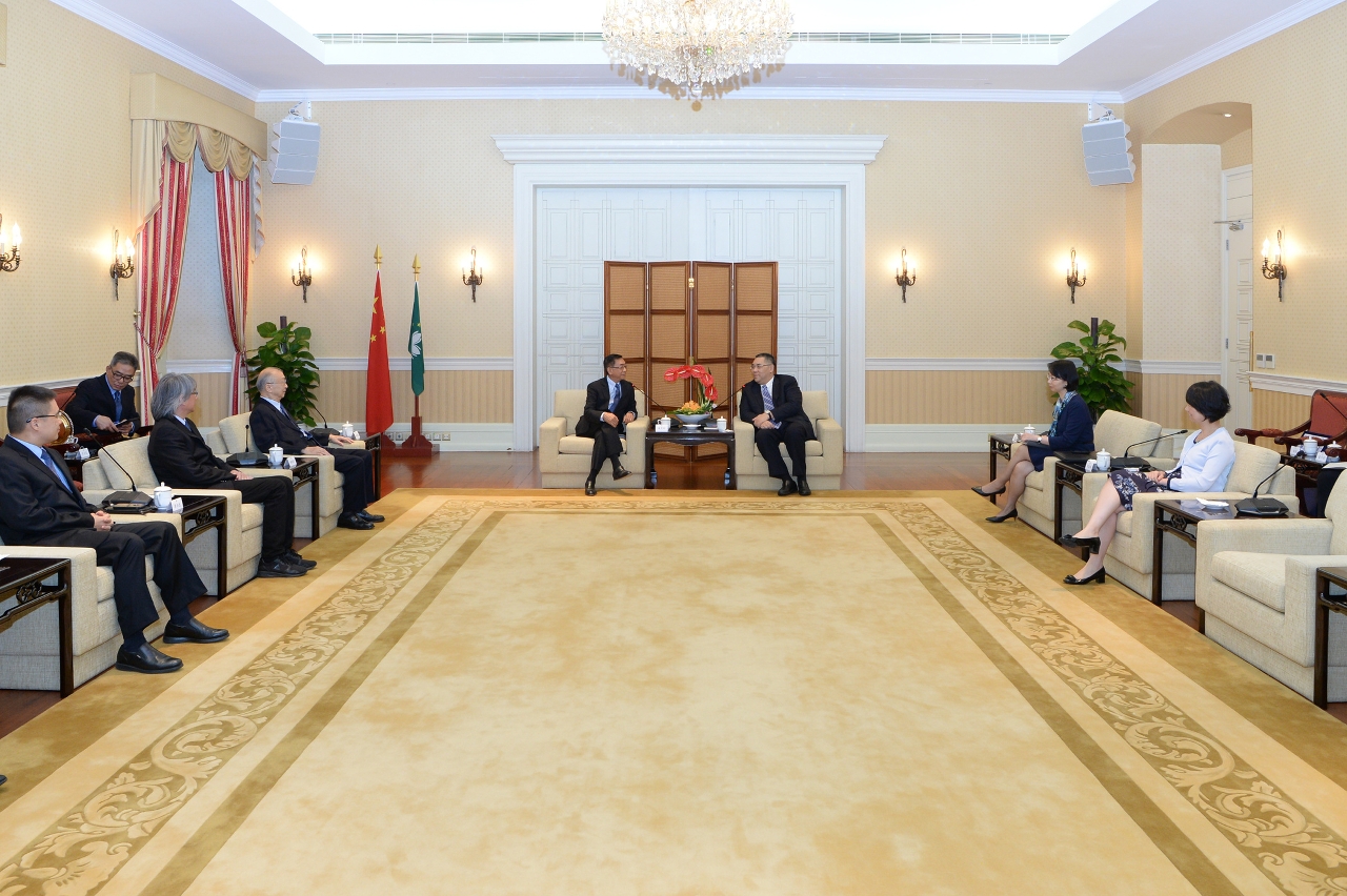 Chefe do Executivo, Chui Sai On, tem encontro com representantes da Associação Geral de Automóvel de Macau-China.