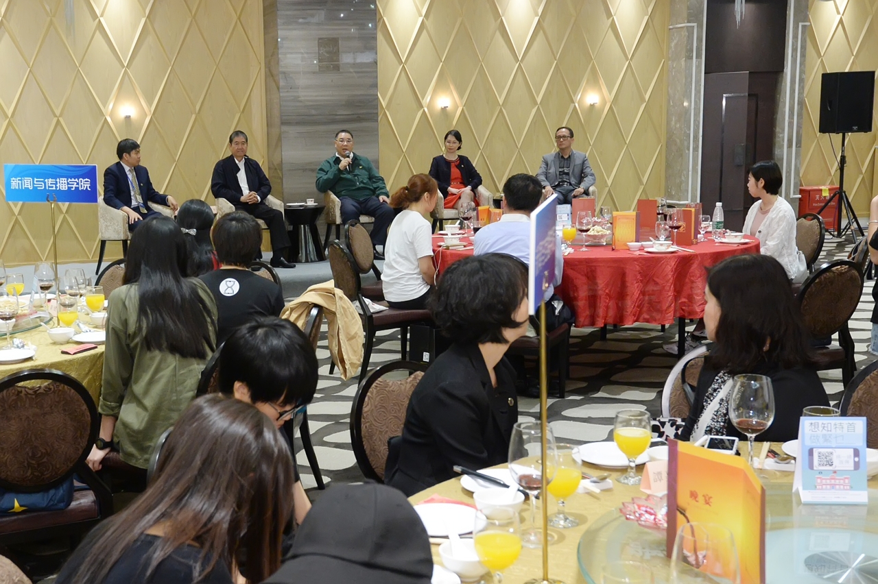 The Chief Executive, Mr Chui Sai On, chats with Macao’s young people studying in Jinan University to gain a better understanding on their situation for learning and living there.