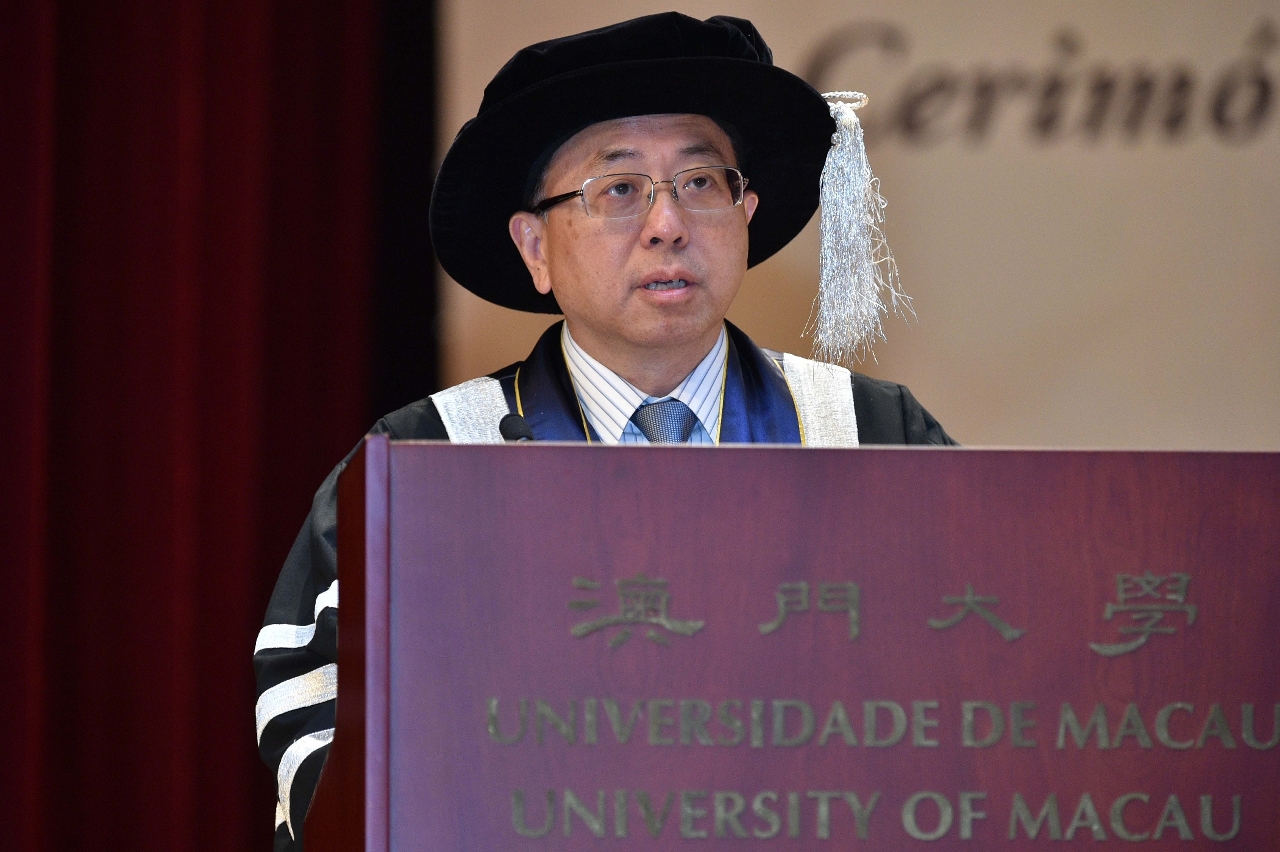 Lionel Ni reads the citation for Tse Chi Wai