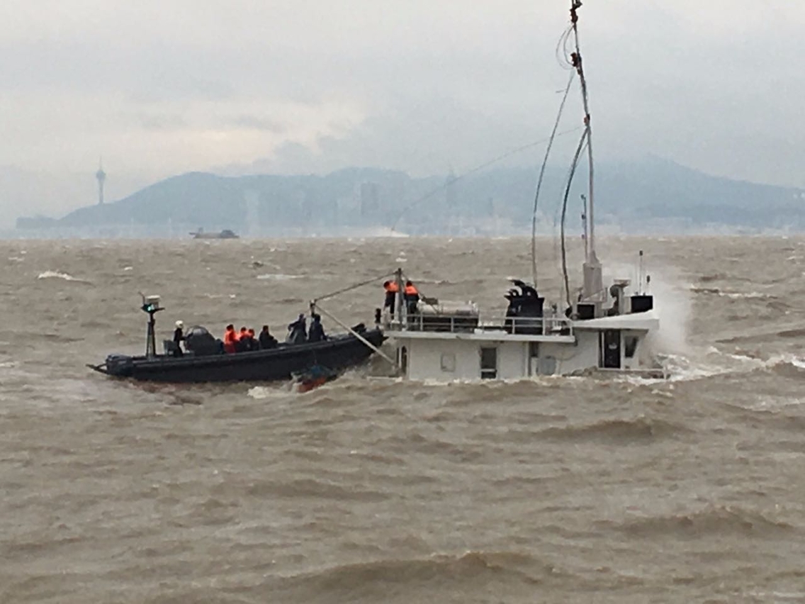 海關救起7名船員