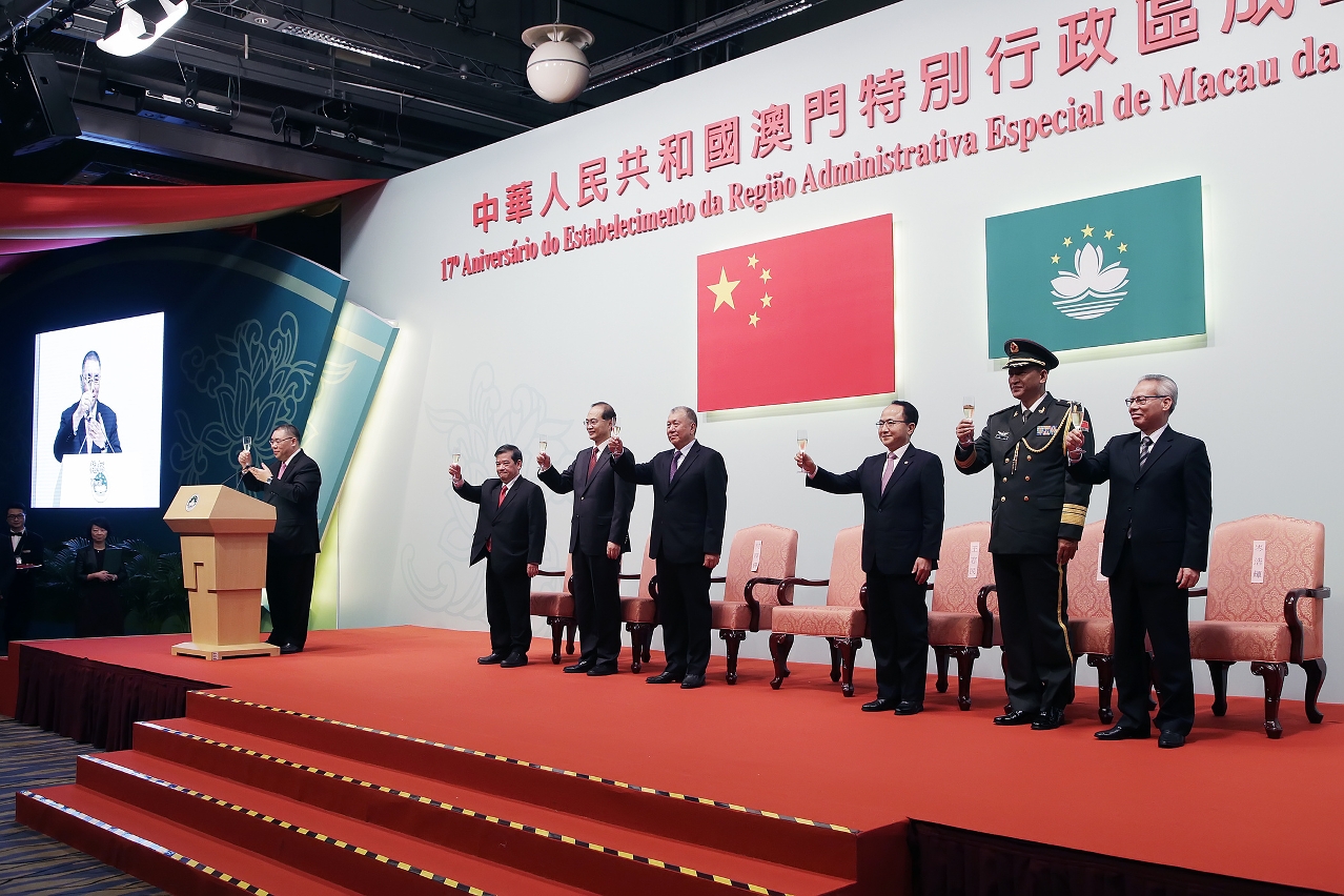 行政長官崔世安等在慶祝澳門特別行政區成立十七周年酒會上祝酒