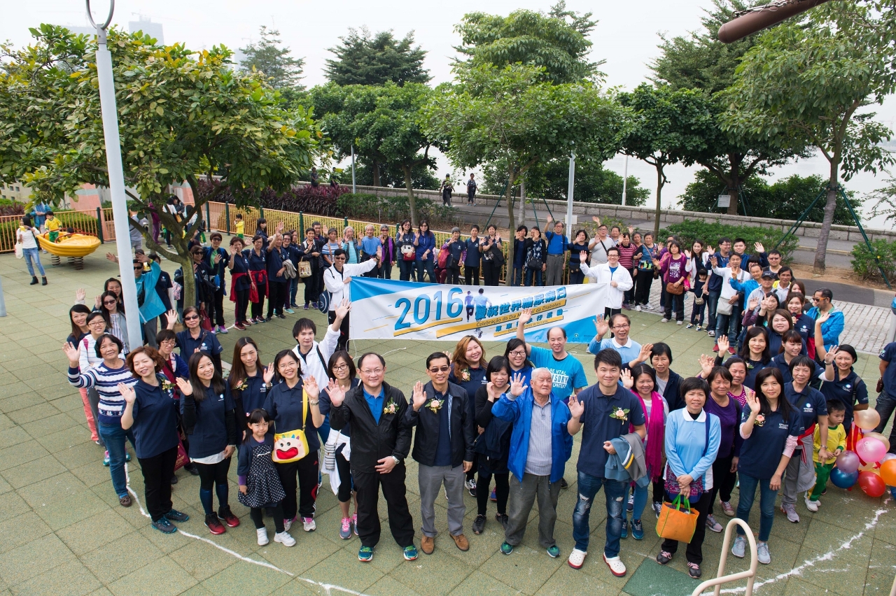 Convidados e participantes, rodeados por círculos azul, representa o Dia Mundial de Diabetes