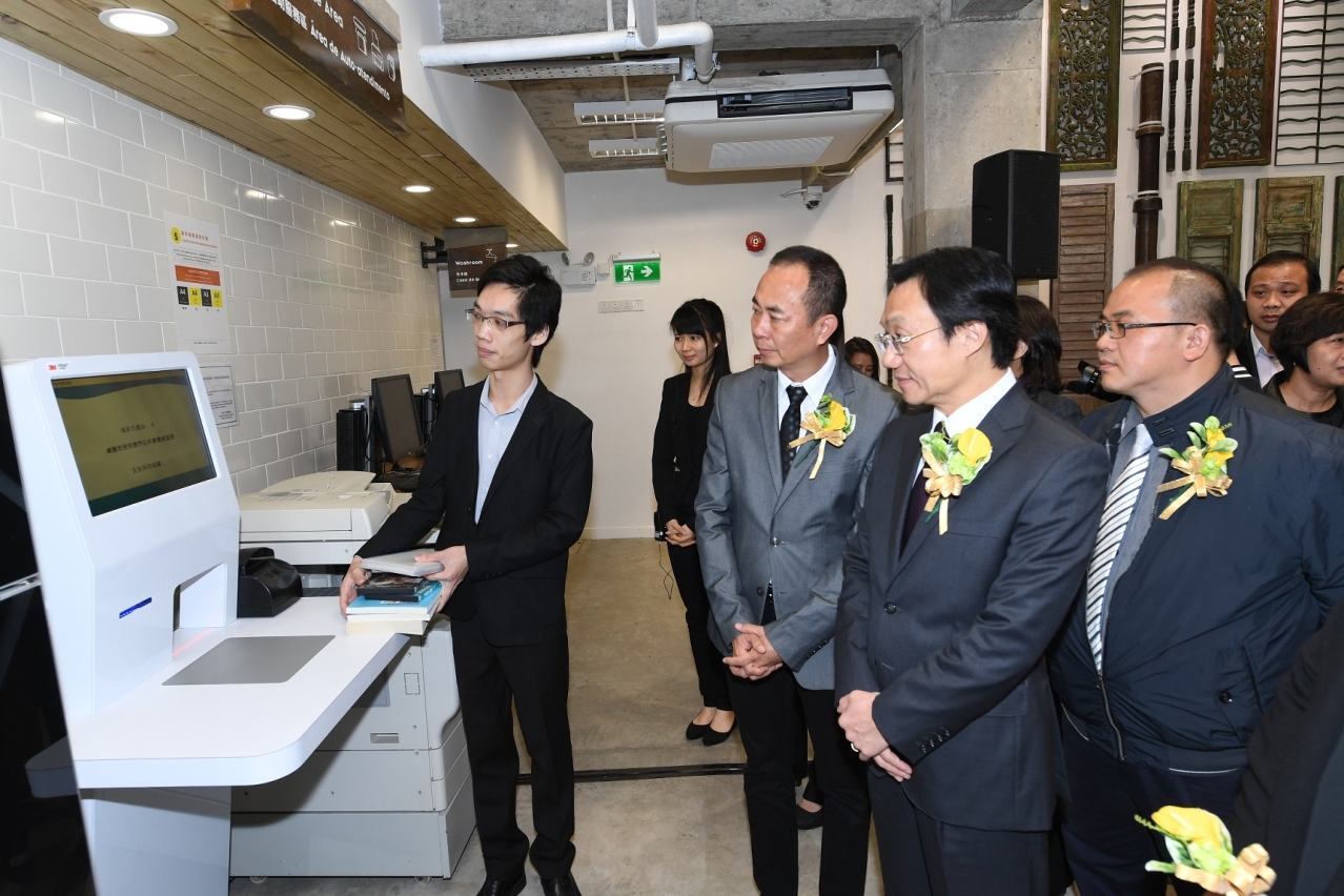 一眾嘉賓參觀沙梨頭圖書館