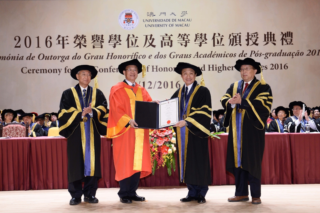 UM confers an honorary doctorate in social sciences on Tse Chi Wai