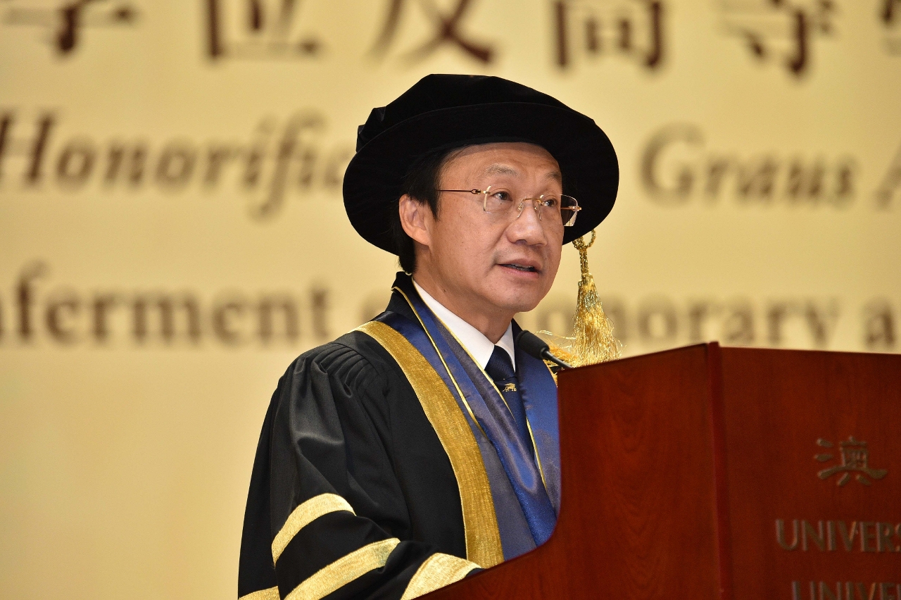 Tam Chon Weng encourages the graduates to put what they have learned into practice