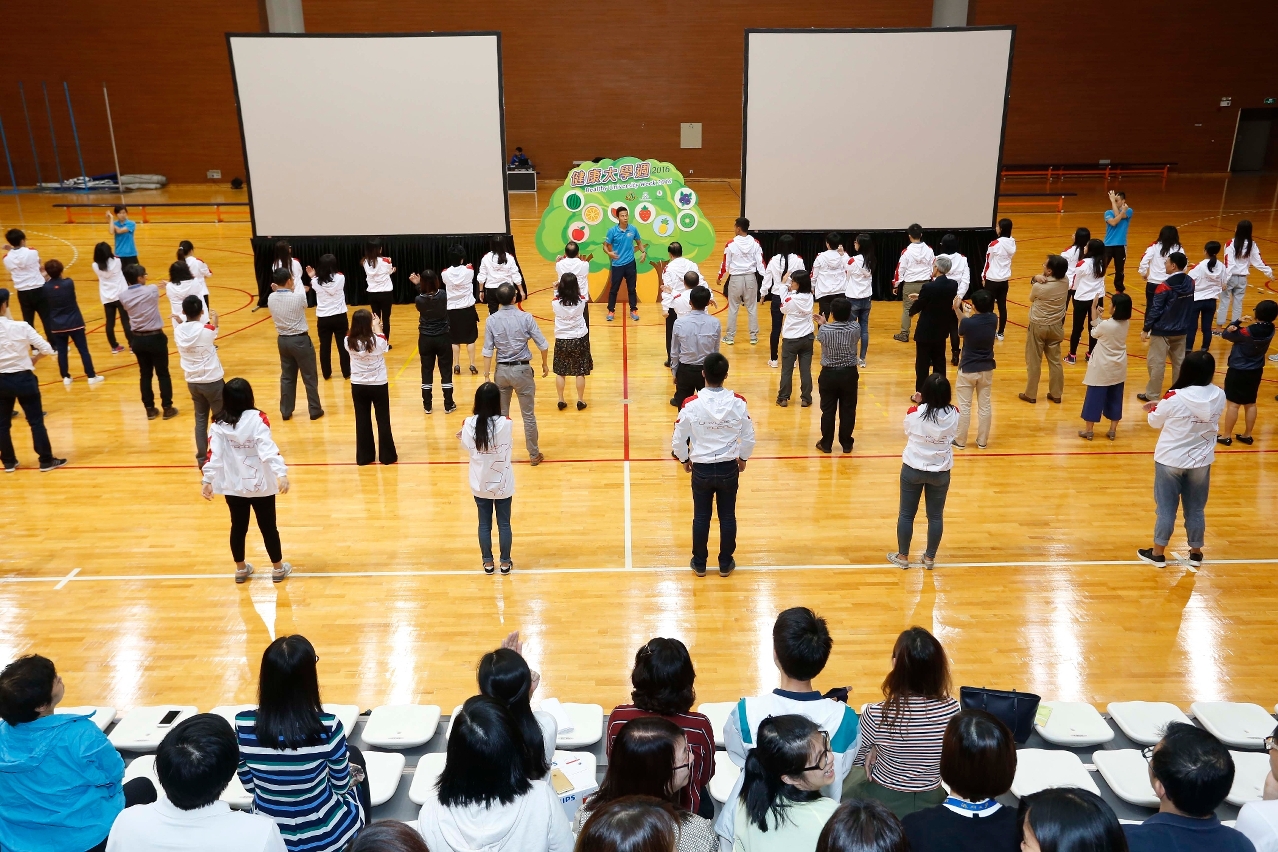 師生與教職員在啟動儀式上做健康操