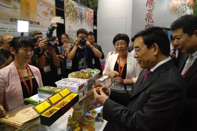 O Presidente do Governo Municipal de Pequim, Wang Anshun, visita o Pavilhão de Pequim