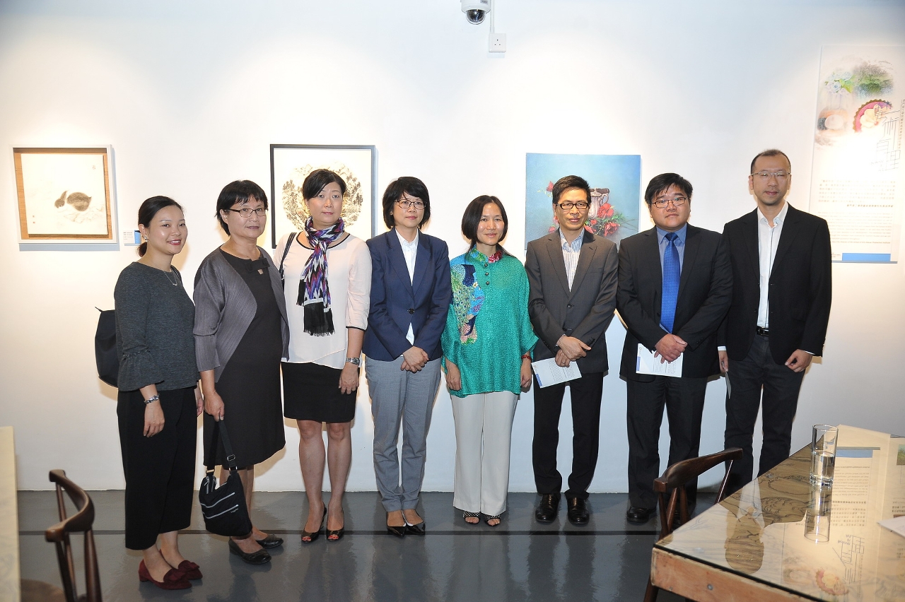 旅遊學院甄美娟副院長、理工學院藝術高等學校徐秀菊校長和嘉賓們為「藝術有理」作品展揭幕