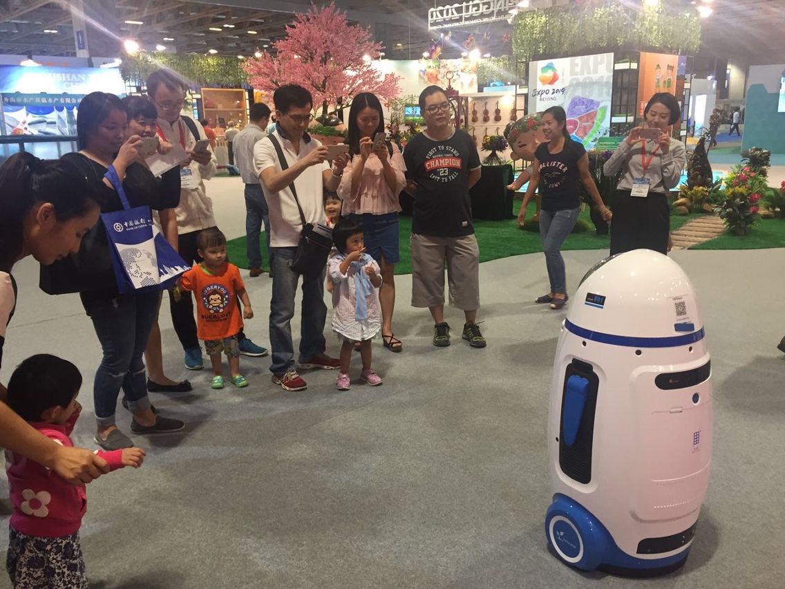 Apresentaram-se robôs inteligentes multifuncionais no Pavilhão de Pequim, adicionando mais vitalidade para o evento.