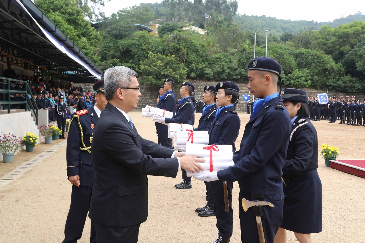 O Exmo. Senhor Secretário para a Segurança entregou diplomas aos instruendos finalistas