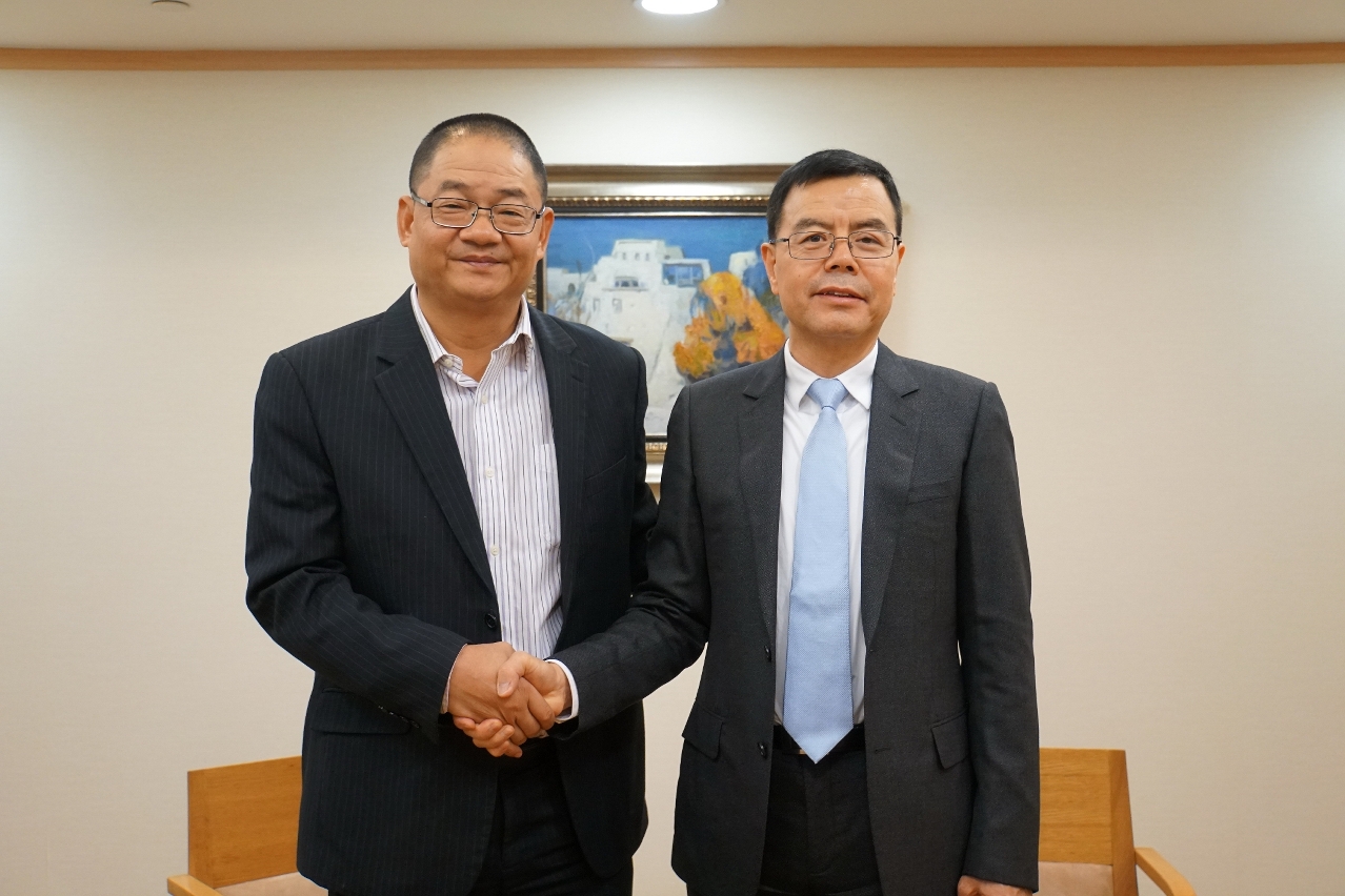 澳門基金會行政委員會主席吳志良與中國人民大學書報資料中心主任武寶瑞簽署合作協議