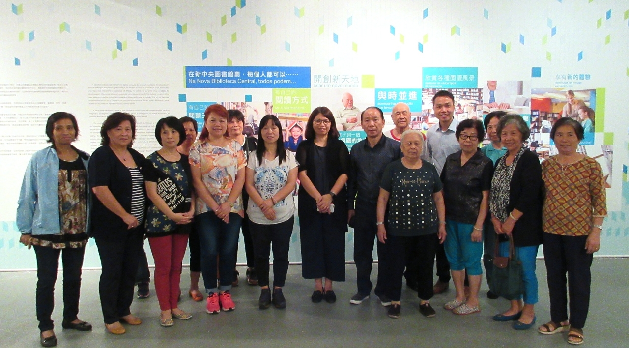 A Associação de Mútuo Auxílio dos Moradores da Praia Grande e Avenida da República visitam à exposição da Biblioteca Central.