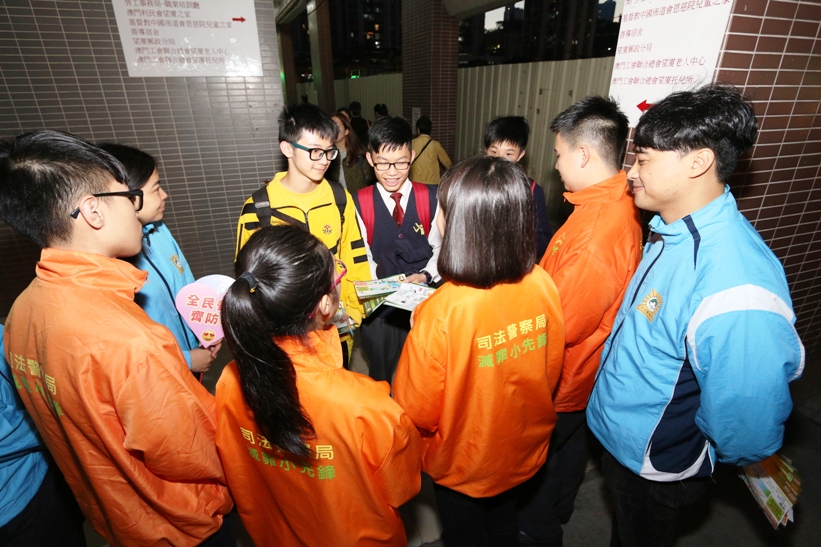 滅罪小先鋒學員派發防罪宣傳品