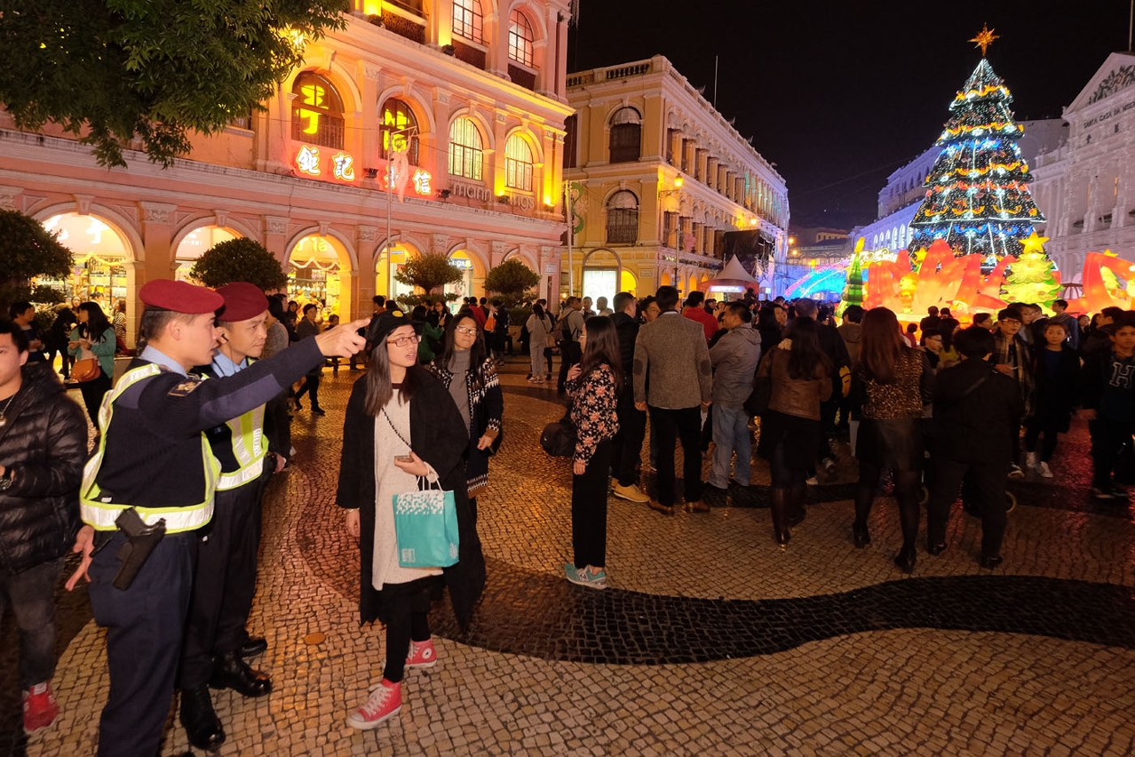 警員為旅客指引方向（資料圖片）