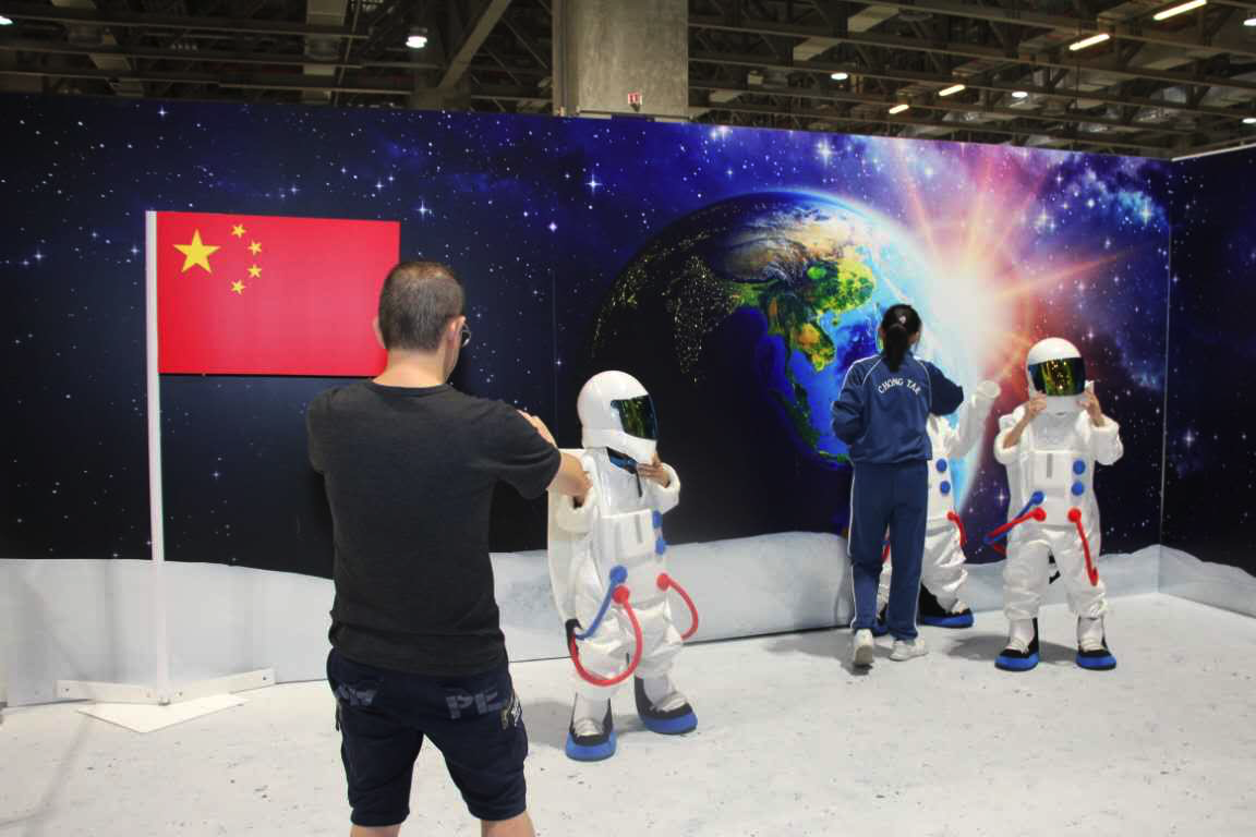 觀眾在太空攝影區拍攝留念
