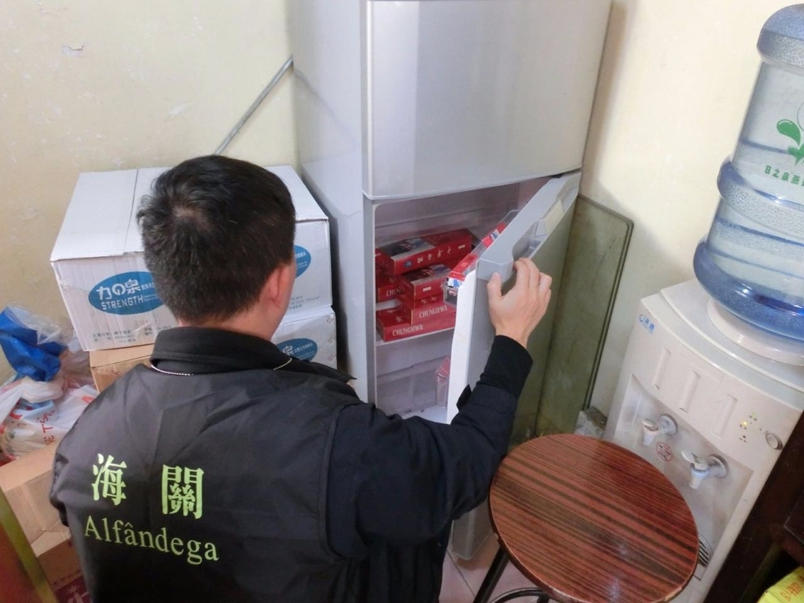知識產權廳執行關員在涉案店舖進行搜查行動