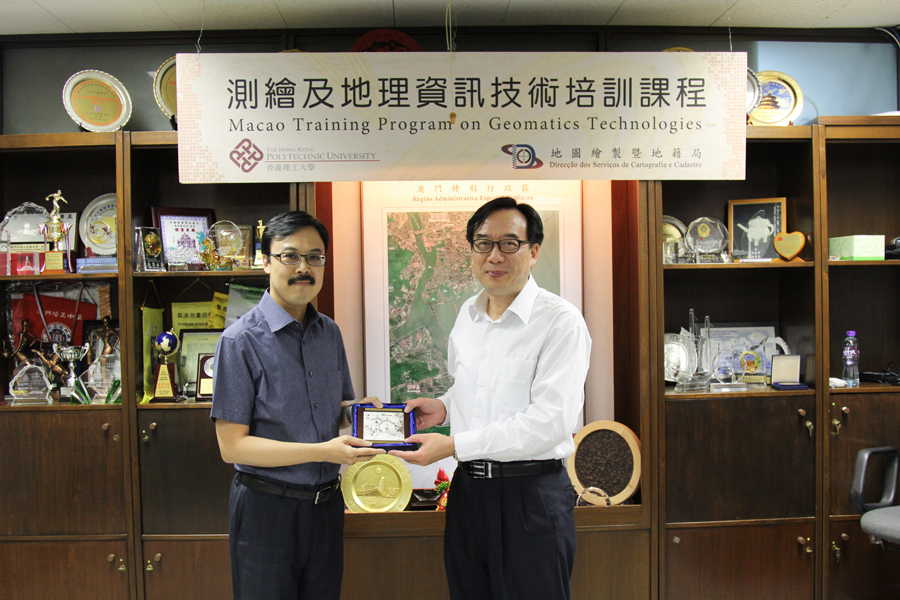 雅永健廳長向香港理工大學土地測量及地理資訊學系系主任史文中教授