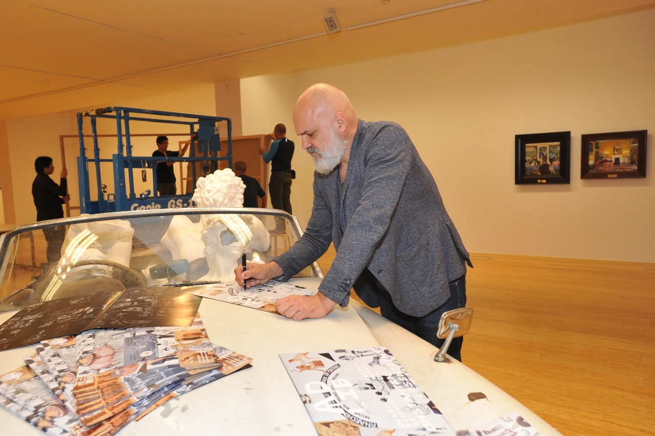 Konstantin Bessmertny com suas obras recentes