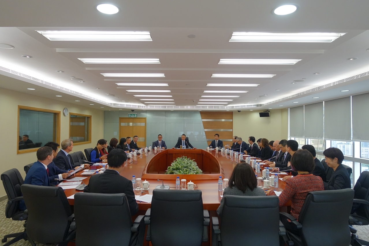 O Secretário para a Economia e Finanças, Leong Vai Tac, reuniu-se, há dias, com a Associação Comercial de Macau e as seis operadoras de Jogo para fazer um balanço sobre os trabalhos desenvolvidos no âmbito de adquisição de bens e serviços locais.