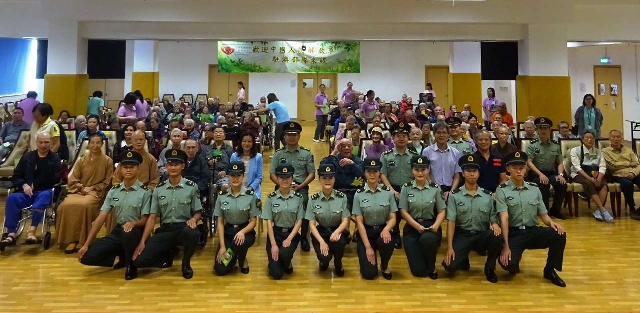 Representante dos militares e os utentes do Complexo dos Serviços de Apoio ao Cidadão Sénior