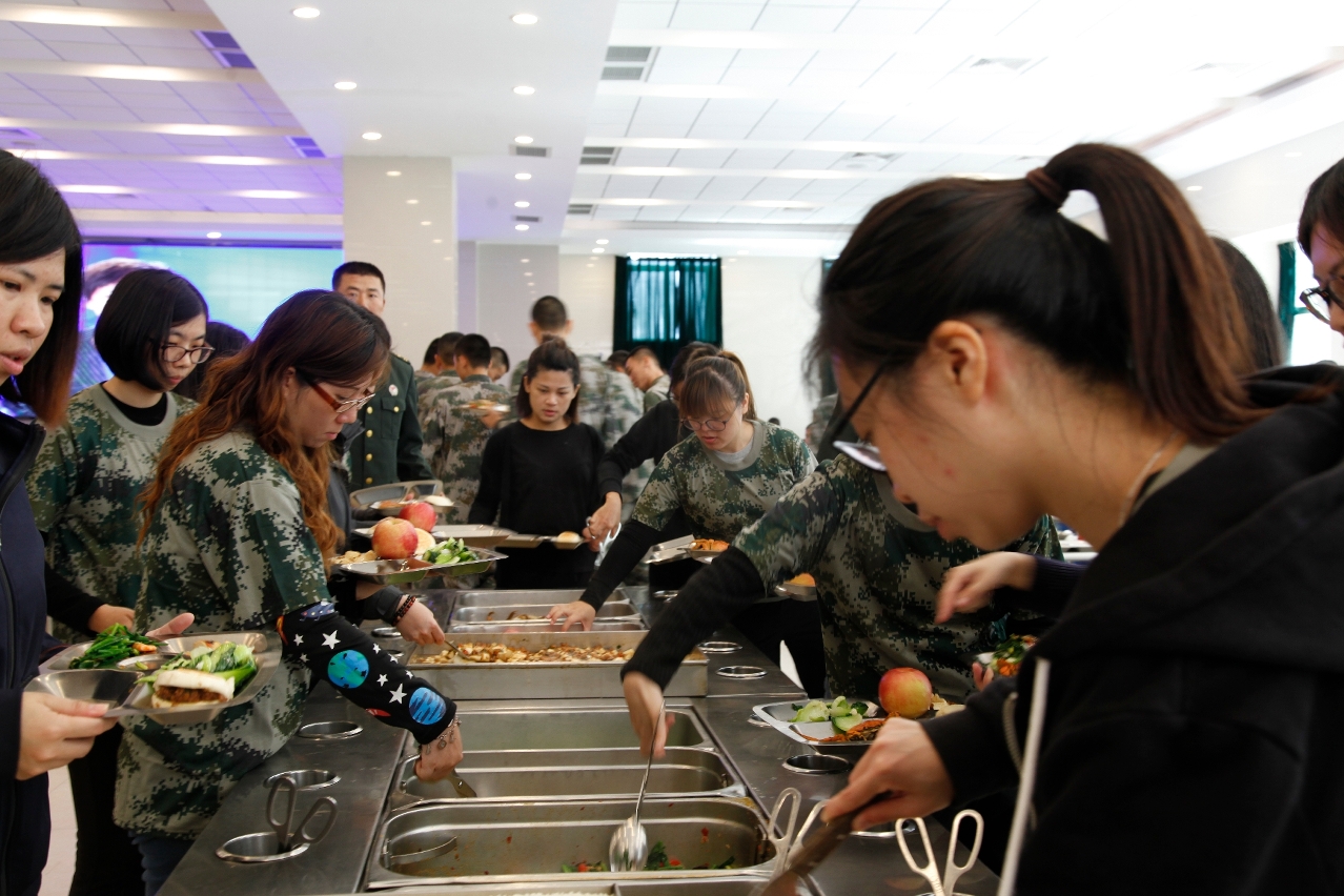 學員於軍營飯堂午膳