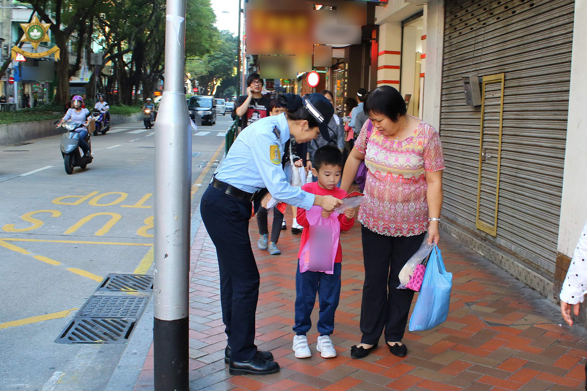 向市民講解交通安全資訊
