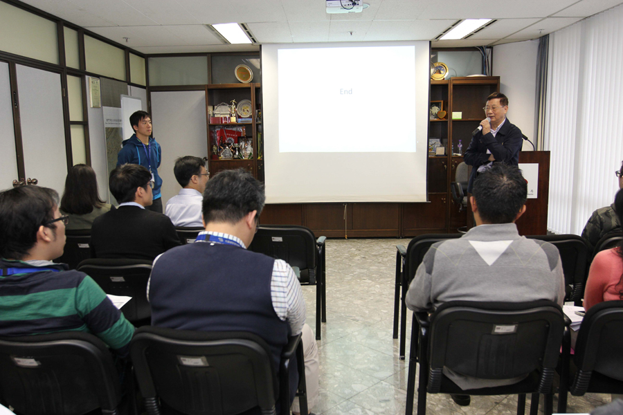 香港理工大學土地測量及地理資訊學系導師與學員作討論交流