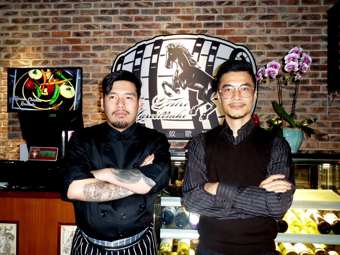 The course instructor Dr. Fernando Lourenço(right) took a photo with the founder of Le Bristo Marcellinho Restaurant(left).