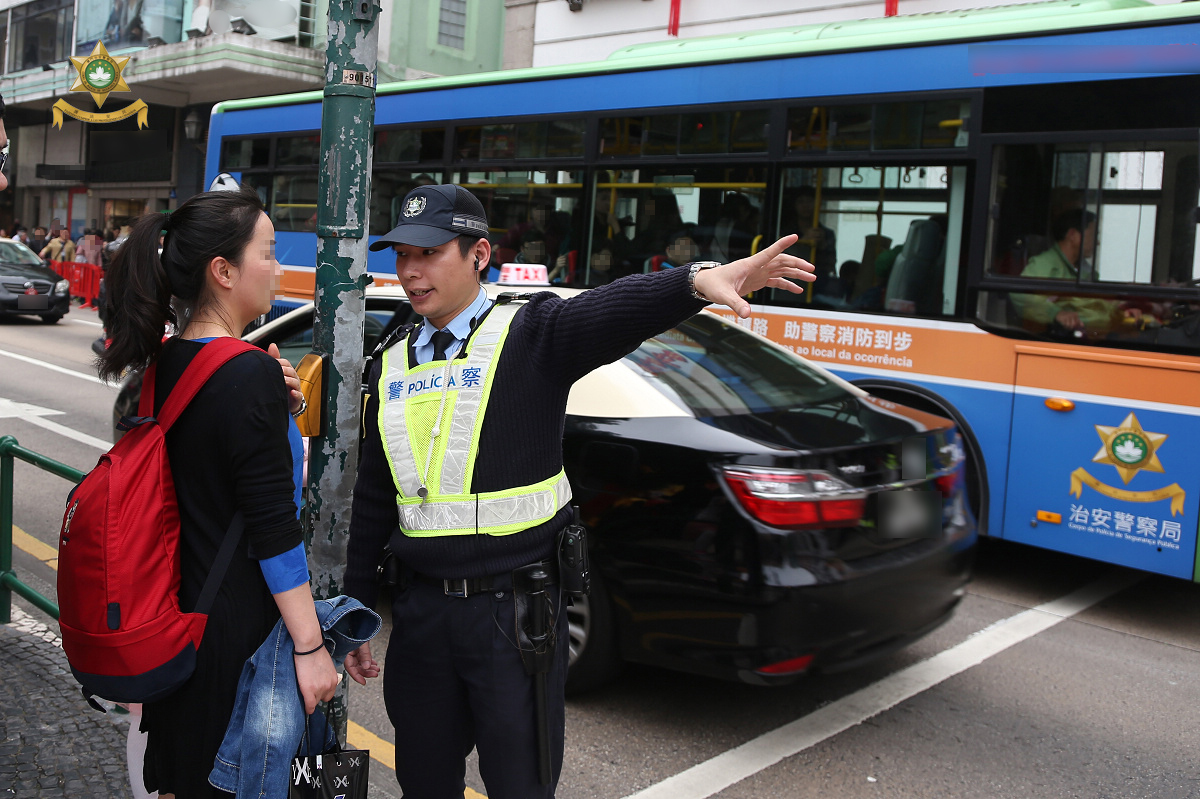 節假日期間治安警於旅遊區加派警員維持秩序