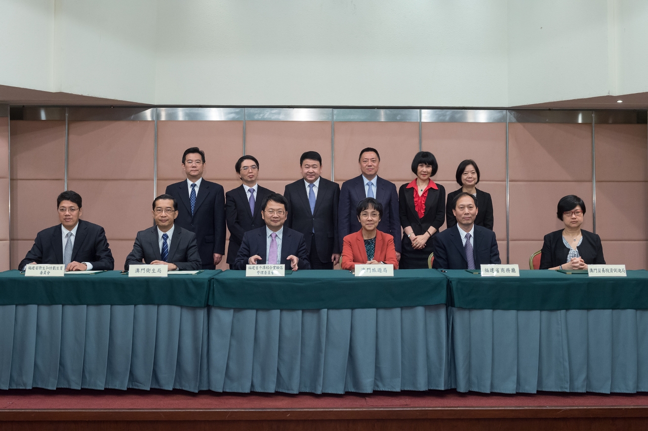 閩澳兩地政府簽署了經貿、醫療衛生、旅遊三個範疇的合作協議及備忘錄