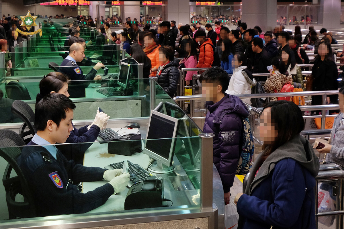 關閘邊境站適時增派警力加開驗證櫃檯