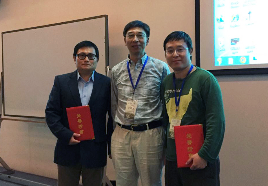 UM scholar Li Haifeng (left) receives the 2016 Outstanding Youth Paper Award (middle: Wang Fangwei from the Institute of Physics, Chinese Academy of Sciences