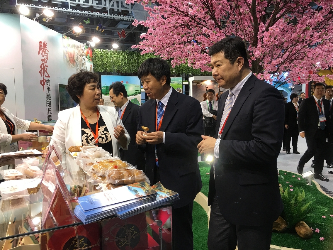“Beijing Time-honoured Brands Pavilion” offered traditional gourmet treats from Beijing.
