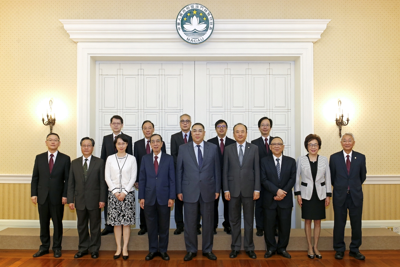Chefe do Executivo, Chui Sai On, tem encontro com representantes da Associação Comercial de Macau