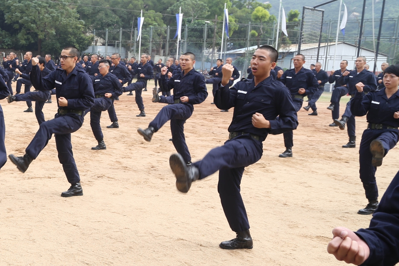 Os intruendos finalistas levam a cabo exercícios desportivos militares
